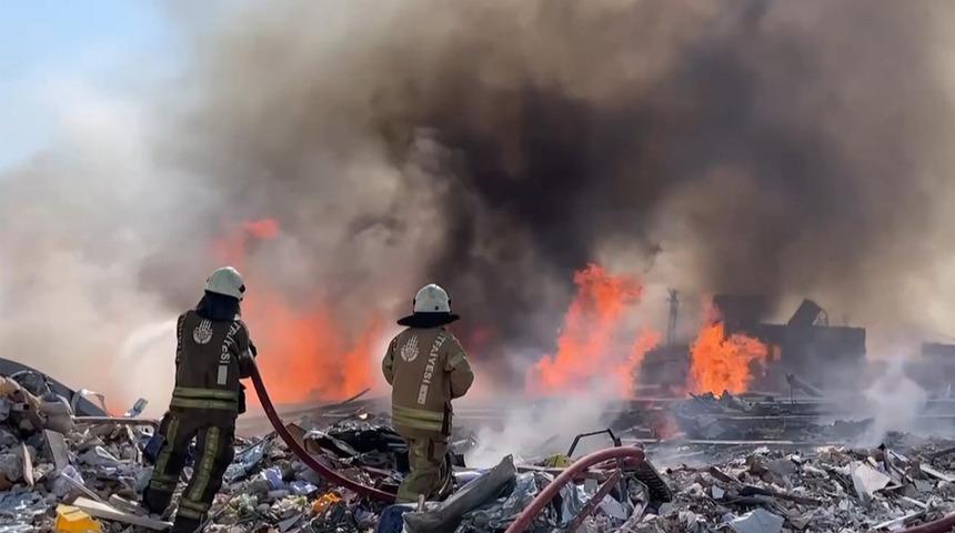 Bir anda alevlerin yükselmesiyle uzaklaştılar! Hatay'da fabrika enkazında yangın: Depremde yıkılmıştı