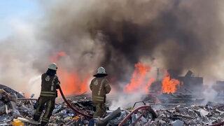 Bir anda alevlerin yükselmesiyle uzaklaştılar! Hatay'da fabrika enkazında yangın: Depremde yıkılmıştı