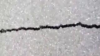 Asfalt depremde böyle açılıp kapanmış... Görüntüleri izleyenler şaşkına döndü! Hatay'da kaydedildi sosyal medya bunu konuşuyor