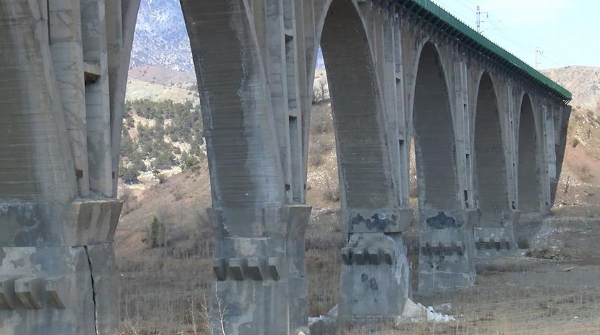 Görenlerin dikkatini çekti! Adıyaman'daki 94 yıllık Alman Köprüsü depremde yıkılmadı