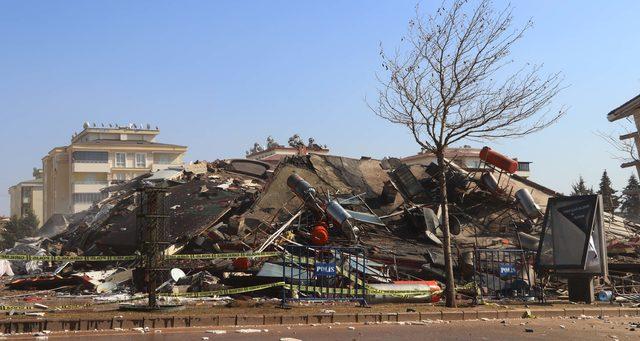 depremde-agir-hasar-alan-evlerinin-yikilisini-gozyaslariyla-izlediler_6221_dhaphoto6