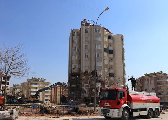 depremde-agir-hasar-alan-evlerinin-yikilisini-gozyaslariyla-izlediler_6221_dhaphoto3