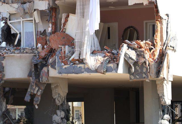 depremde-agir-hasar-alan-evlerinin-yikilisini-gozyaslariyla-izlediler_6221_dhaphoto2