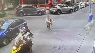 Sokak ortasında neye uğradığını şaşırdı! Peşlerinden böyle koştu... O anlar kamerada