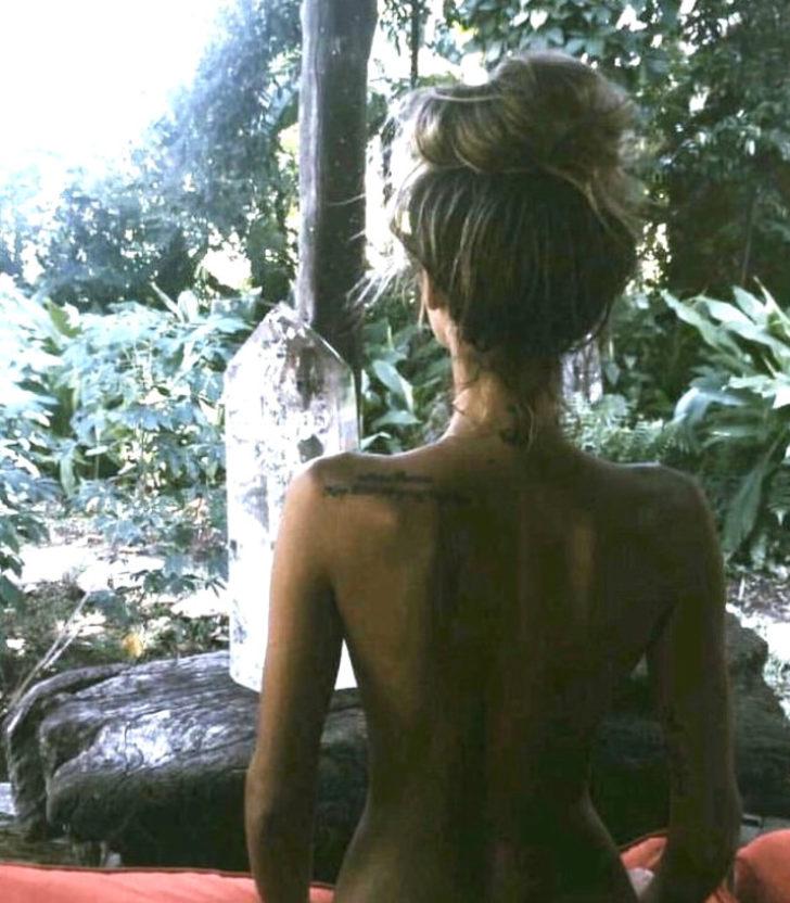 Justin Bieber'ın eski sevgilisi Sahara Ray çırılçıplak soyundu! G3