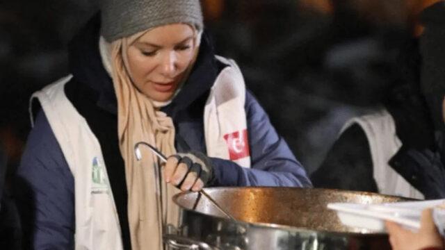 Gamze Özçelik depremzedeler için kolları sıvadı! Özçelik, ilk günden beri afet bölgesinde!