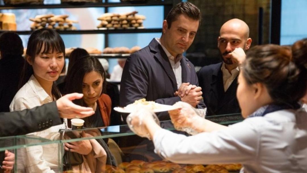 Kahve devi Starbucks'tan bug&uuml;ne kadarki en b&uuml;y&uuml;k şube! Tam 2 bin 800 metrekare...