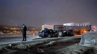 Niğde'de tıra çarpan otomobilin sürücüsü öldü