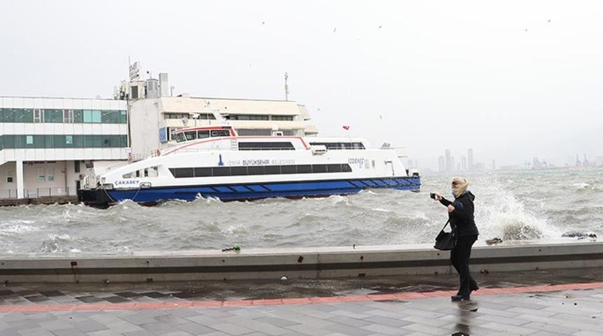 İzmir'de vapur seferlerine fırtına iptali! İZDENİZ AŞ'den açıklama yapıldı