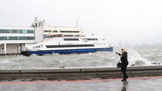 İzmir'de vapur seferlerine fırtına iptali! İZDENİZ AŞ'den açıklama yapıldı