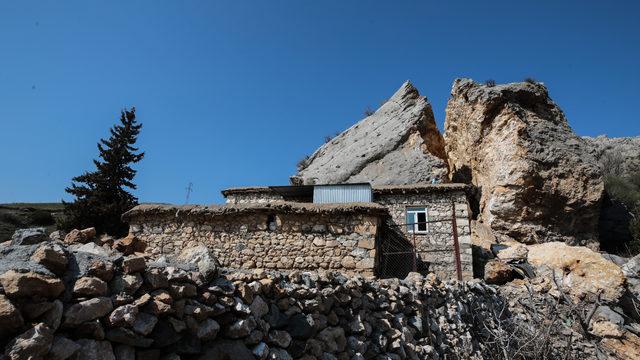 Deprem felaketi sonrası ilginç görüntü! Dev kaya, eve çarpıp ikiye bölündü
