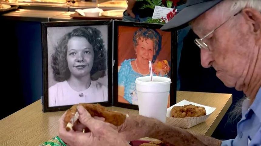 Romantizm hala var! Her g&uuml;n &ouml;len karısının fotoğrafıyla yemek yiyen adam