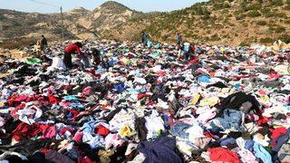 Utandıran görüntüler! Depremzedelere gönderilen binlerce kıyafet yol kenarına atıldı