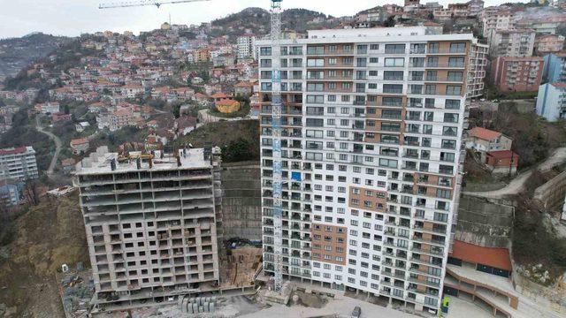 Sosyal medyada gündem oldu! 24 katlı o binayı yapan müteahhit konuştu: 'Kendim de oturuyorum, yıkılma ihtimali yok'