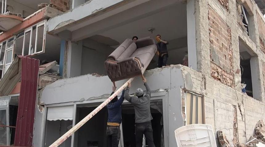 Yer Hatay... Yıkılmak üzere olan binadan eşyalarını böyle çıkardılar!