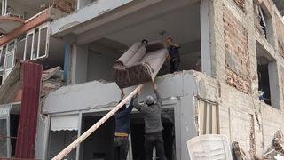 Yer Hatay... Yıkılmak üzere olan binadan eşyalarını böyle çıkardılar!