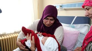 Duygulandıran görüntüler! Deprem felaketinden sonra ilk kez... Uzun süre gözyaşı döktü