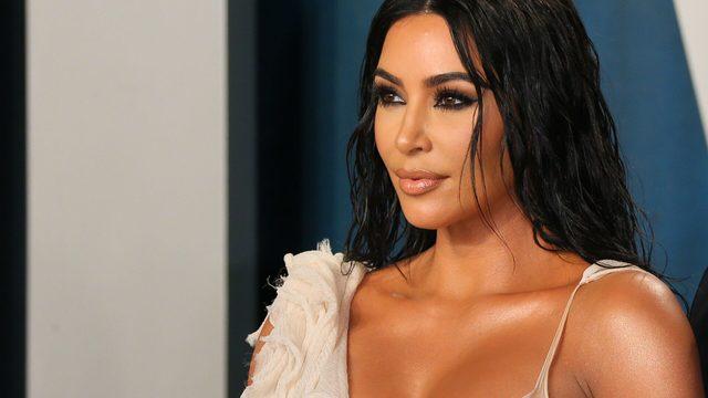 Kim Kardashian derin yırtmaçlı kırmızı elbisesiyle merdivenleri çıkmakta zorlandı! Dar elbisesi başına bela oldu