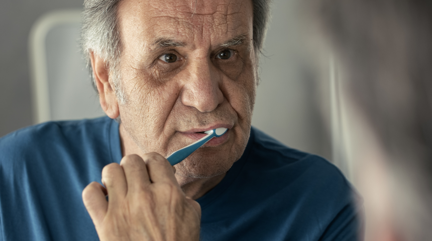 Karaciğerinizin büyük tehlikede olduğunu gösteren önemli işaret! Diş fırçalarken bu durumu yaşıyorsanız...