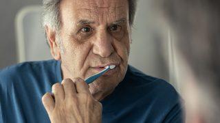 Karaciğerinizin büyük tehlikede olduğunu gösteren önemli işaret! Diş fırçalarken bu durumu yaşıyorsanız...