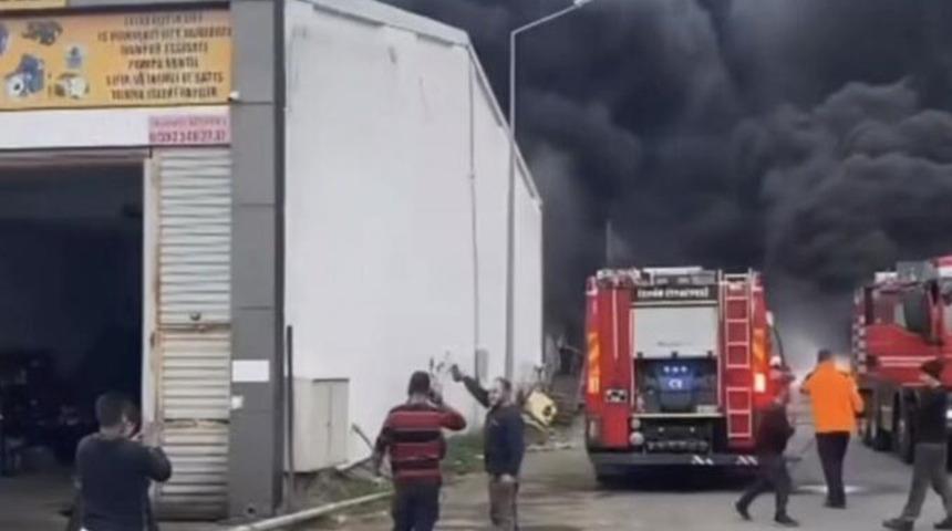 İzmir&rsquo;de geri d&ouml;n&uuml;ş&uuml;m tesisinde yangın! Ekipler b&ouml;lgede