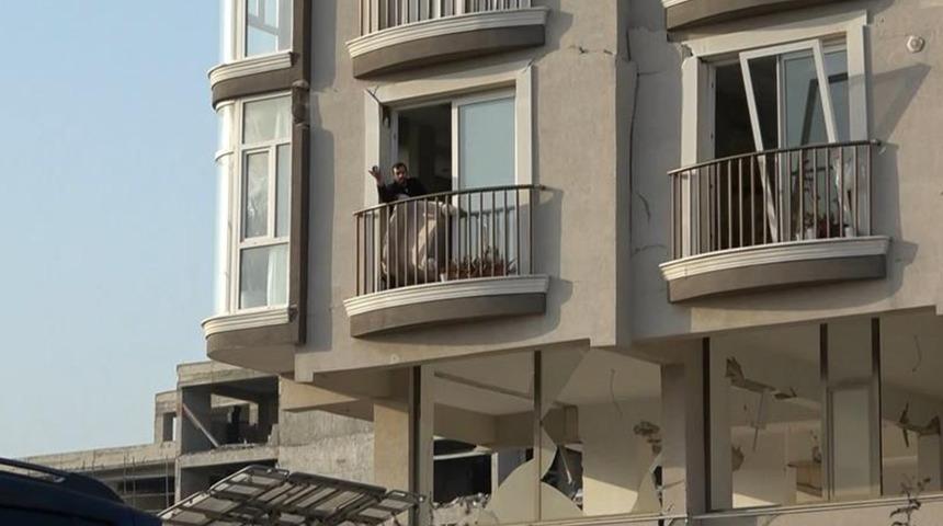 Hatay'da depremzedeler eşyaları için ölümü bile göze aldı! 'Hiçbir şeyimiz kalmadı'