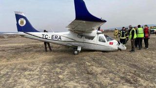 Isparta'da motoru bozulan eğitim uçağı zorunlu iniş yaptı! Pilot ve uçuş öğrencisi yaralandı