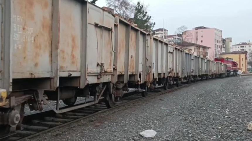 Odun yüklü 20 vagon Karabük'ten deprem bölgesine gitmek üzere yola çıktı