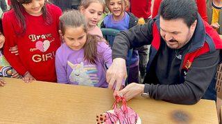 Kahramanmaraş'ta depremzede Ecrin'e doğum günü kutlaması