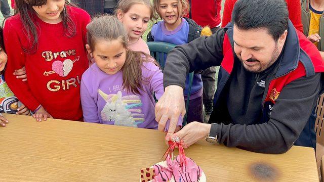 Kahramanmaraş'ta depremzede Ecrin'e doğum günü kutlaması