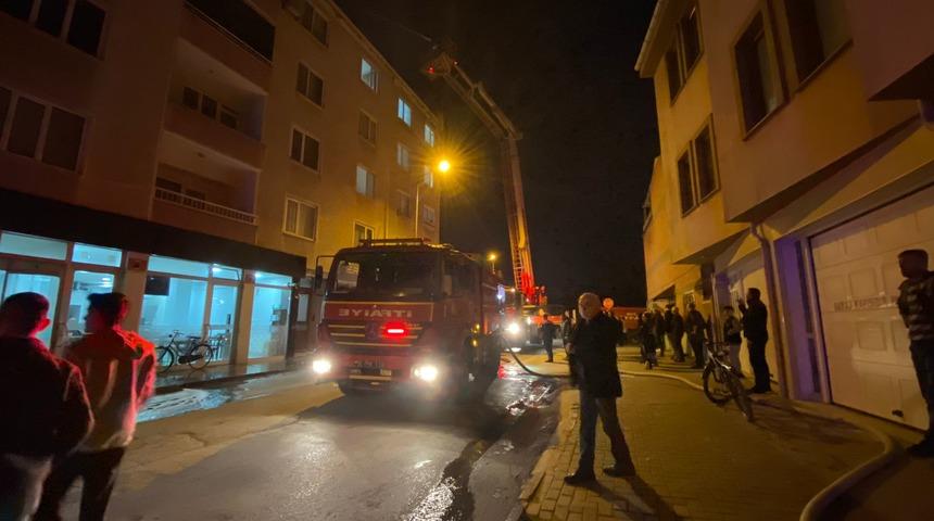 Bursa'da 5 katlı apartmanın çatı katında çıkan yangın söndürüldü