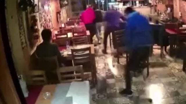 İzmir'deki depreme restoranda yakalandı! Herkes kaçarken masasından kalkmadı