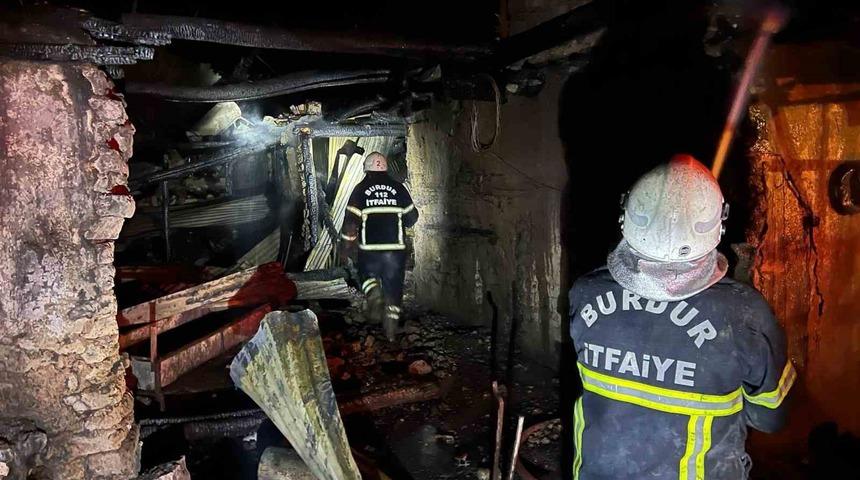 Burdur’da çıkan yangında ev, samanlık ve ahır kullanılamaz hale geldi