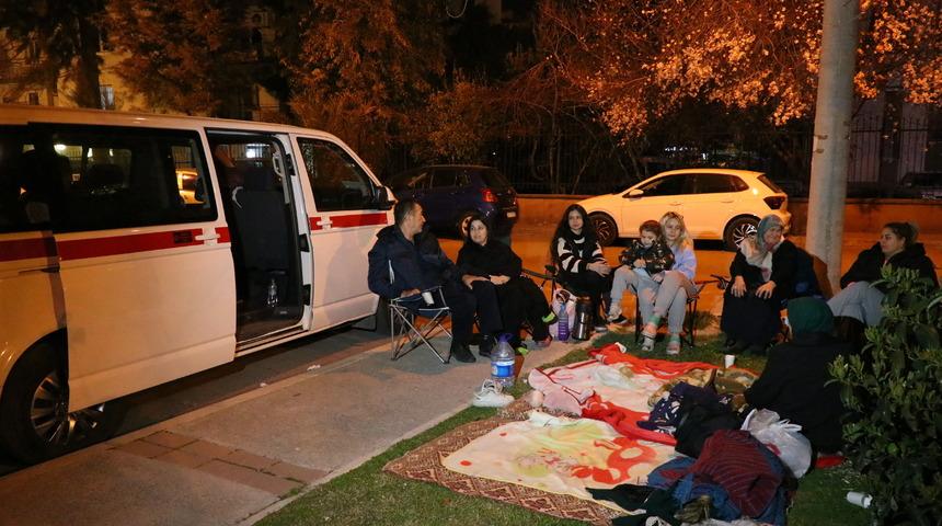 İzmir'de deprem sonrası vatandaşlar çadır ve araçlarda konaklıyor