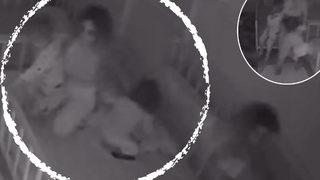 İzmir Foça’da merkezli 4.1 büyüklüğündeki deprem kameraya yansıdı! Çocuklarını kucağını alan anne böyle kaçtı