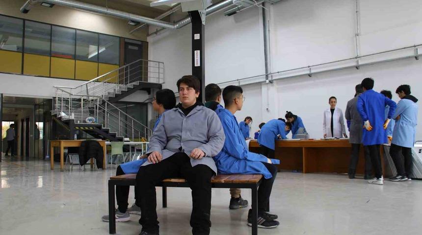 Meslek liseliler, çadır kentlerde kullanılması için ’enerji bankları’ üretiyor