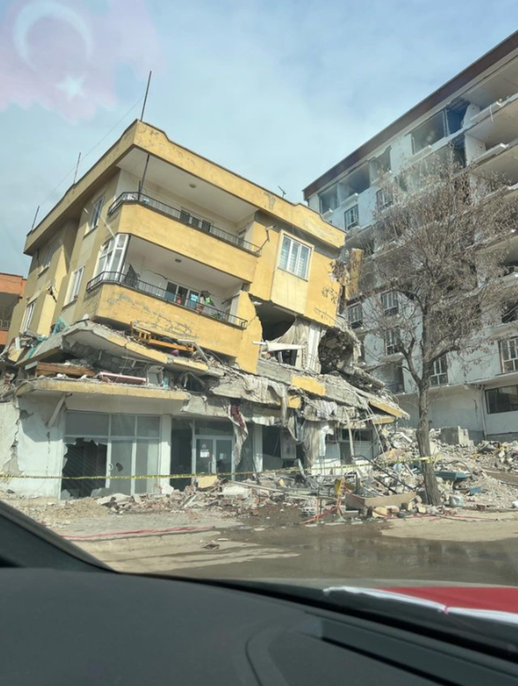 Fransa’da yaşayan Yozgatlı tır şoförü Gülfem Zengin, kendi tırıyla 4300 kilometre yol giderek deprem bölgesine ulaştı! Yardımları böyle götürdü G5