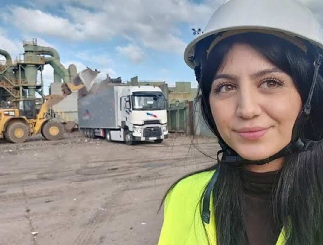 Fransa&rsquo;da yaşayan Yozgatlı tır şof&ouml;r&uuml; G&uuml;lfem Zengin, kendi tırıyla 4300 kilometre yol giderek deprem b&ouml;lgesine ulaştı! Yardımları b&ouml;yle g&ouml;t&uuml;rd&uuml;