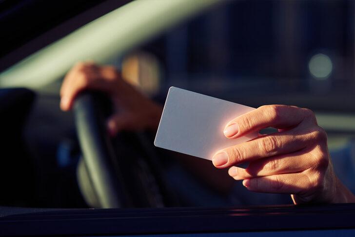 44/1-b trafik cezası nedir, ceza tutarı ne kadar? 44/1-b trafik cezası maddesi ihlal konusu nedir, kimlere uygulanır?