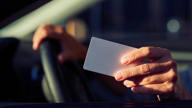 44/1-b trafik cezası nedir, ceza tutarı ne kadar? 44/1-b trafik cezası maddesi ihlal konusu nedir, kimlere uygulanır?