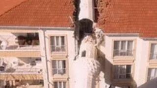 Adıyaman’da yıkılan bir caminin minaresi yakınındaki binayı ikiye böldü! Bir gören bir daha baktı