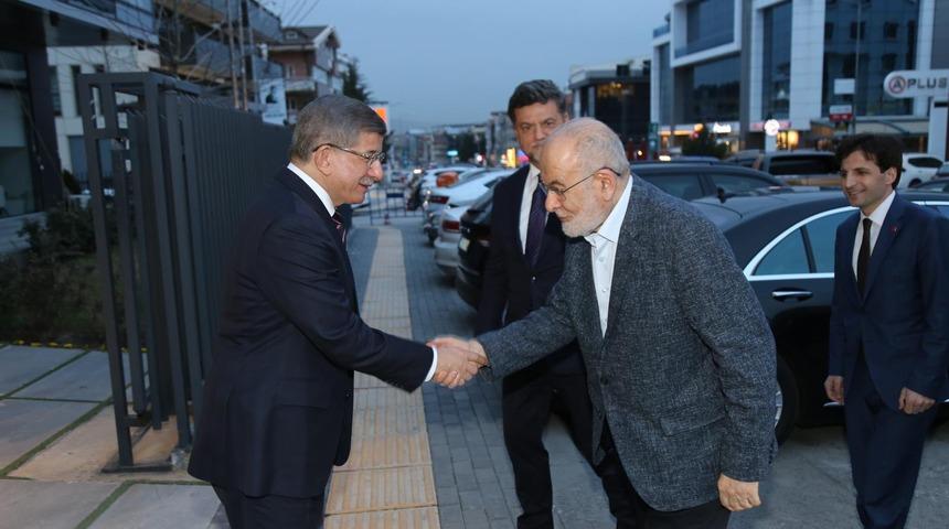 Saadet Partisi lideri Temel Karamollaoğlu, Gelecek Partisi Genel Başkanı Ahmet Davutoğlu'nu ziyaret etti