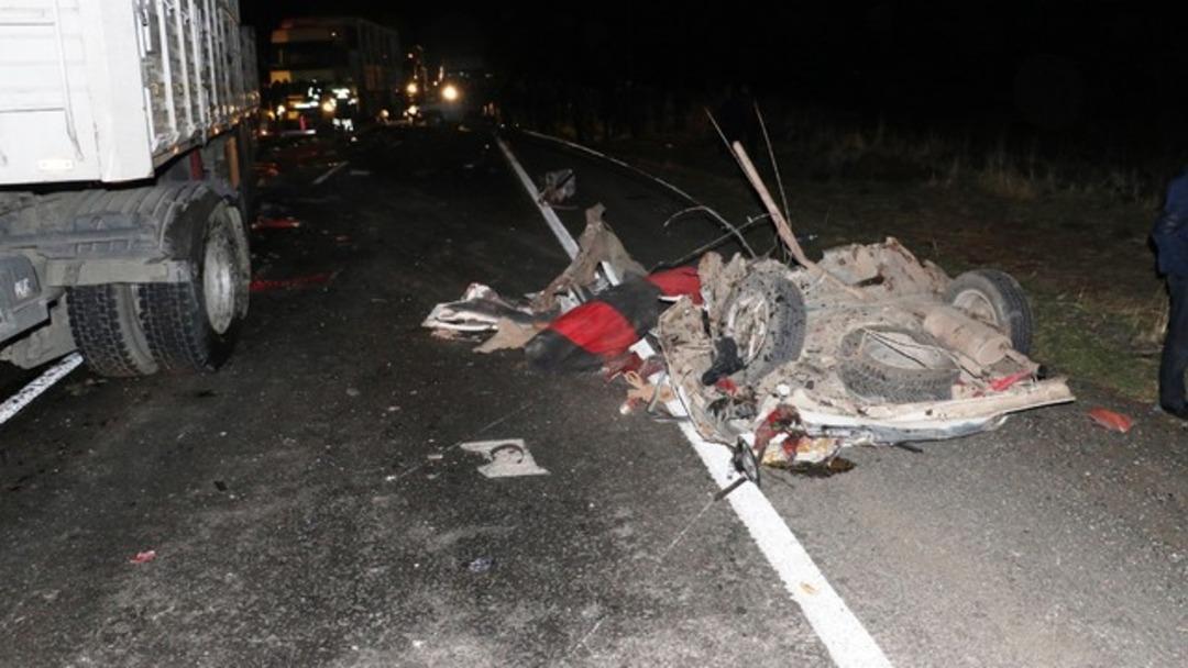 Katliam gibi kaza! Arabadan geriye hi&ccedil;bir şey kalmadı