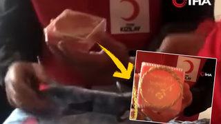 Görünce ilk iş Kızılay'a gitti! 'Verdiğiniz yastığın içinde altın var' Depremzede vatandaş büyük şaşkınlık yaşadı