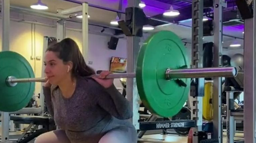 Hamilelik boyunca ağırlık kaldırdı! Doğan bebeğinin kasları görenleri şaşırtıyor