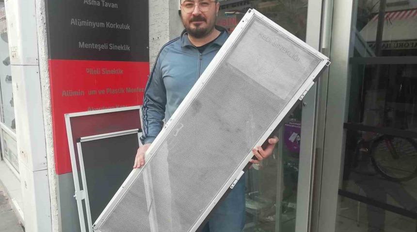 Kediler camdan düşmesinler diye alüminyumdan sineklik üretti