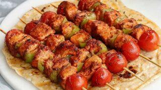 Mangal lezzetinde fırında tavuk şiş tarifi! Evde tavuk şiş nasıl yapılır?