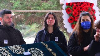 Tabuta bakışı yürek burktu... Oyuncu Helin Kandemir babasını gözyaşları içinde uğurladı! Ünlü isimler yalnız bırakmadı