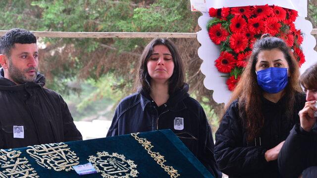 Tabuta bakışı yürek burktu... Oyuncu Helin Kandemir babasını gözyaşları içinde uğurladı! Ünlü isimler yalnız bırakmadı