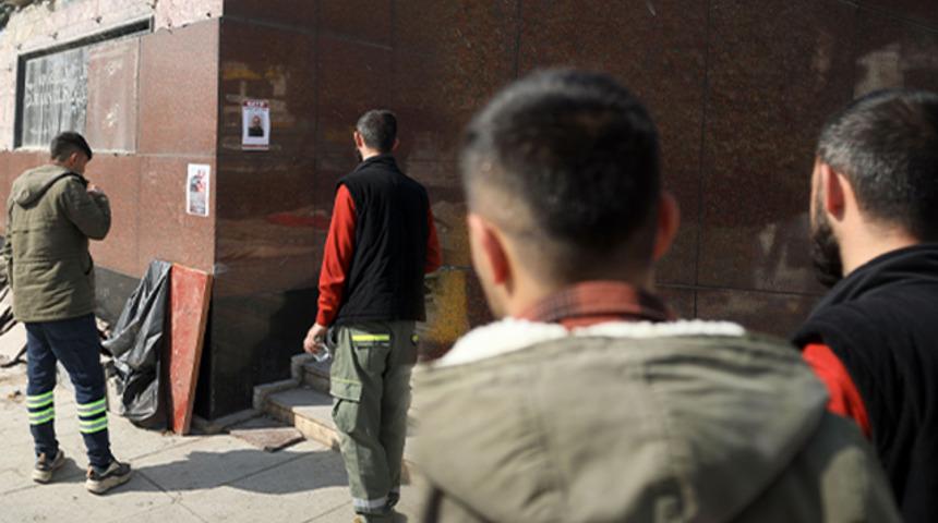 Depremin vurduğu Antakya'da yürek burkan görüntüler... Kentin çeşitli noktalarına astılar